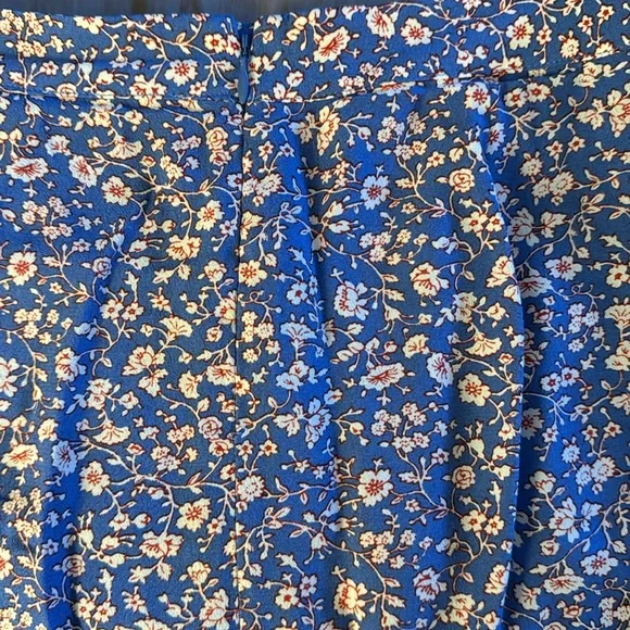 Madewell flower skirt with back zipper and side buttons size 6. - Picture 9 of 10